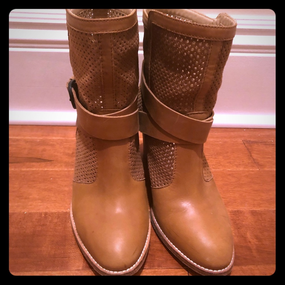 Aquatalia Light Brown Size 9 Ankle Boots
